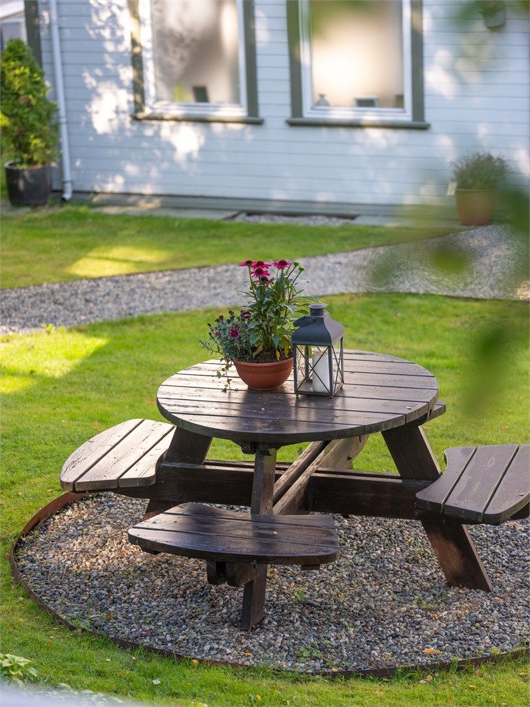 Hage. Hyggelig benk for en kaffekopp med naboer. 