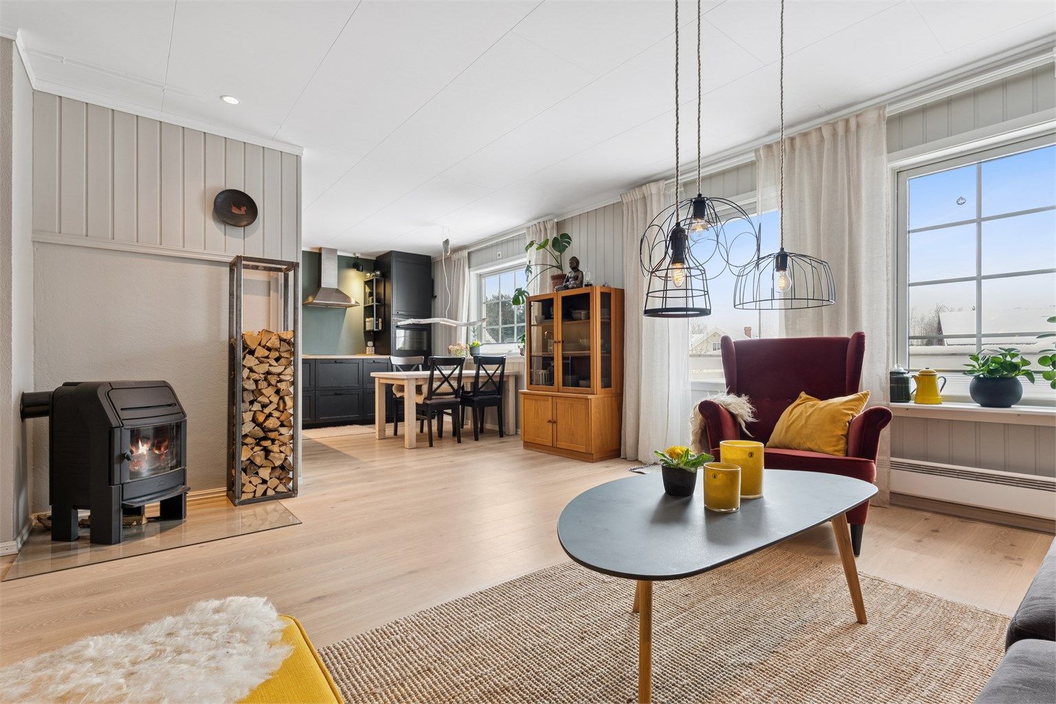 Stue med peisovn og godt med dagslys. 