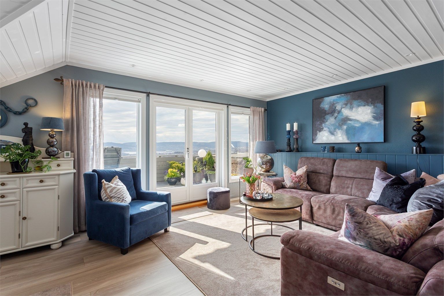 De store vindusflatene og terrassedørene gir rikelig med lys og en flott utsikt.