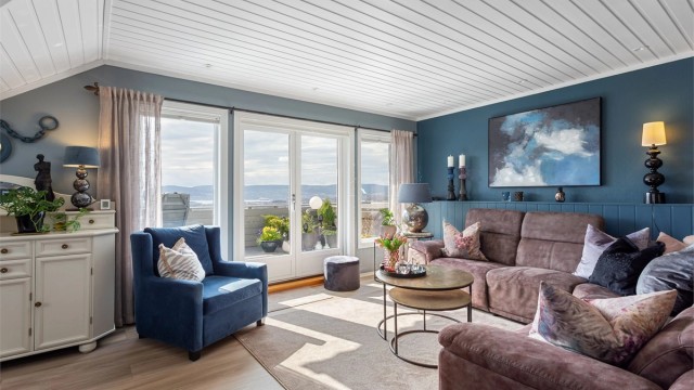 De store vindusflatene og terrassedørene gir rikelig med lys og en flott utsikt.