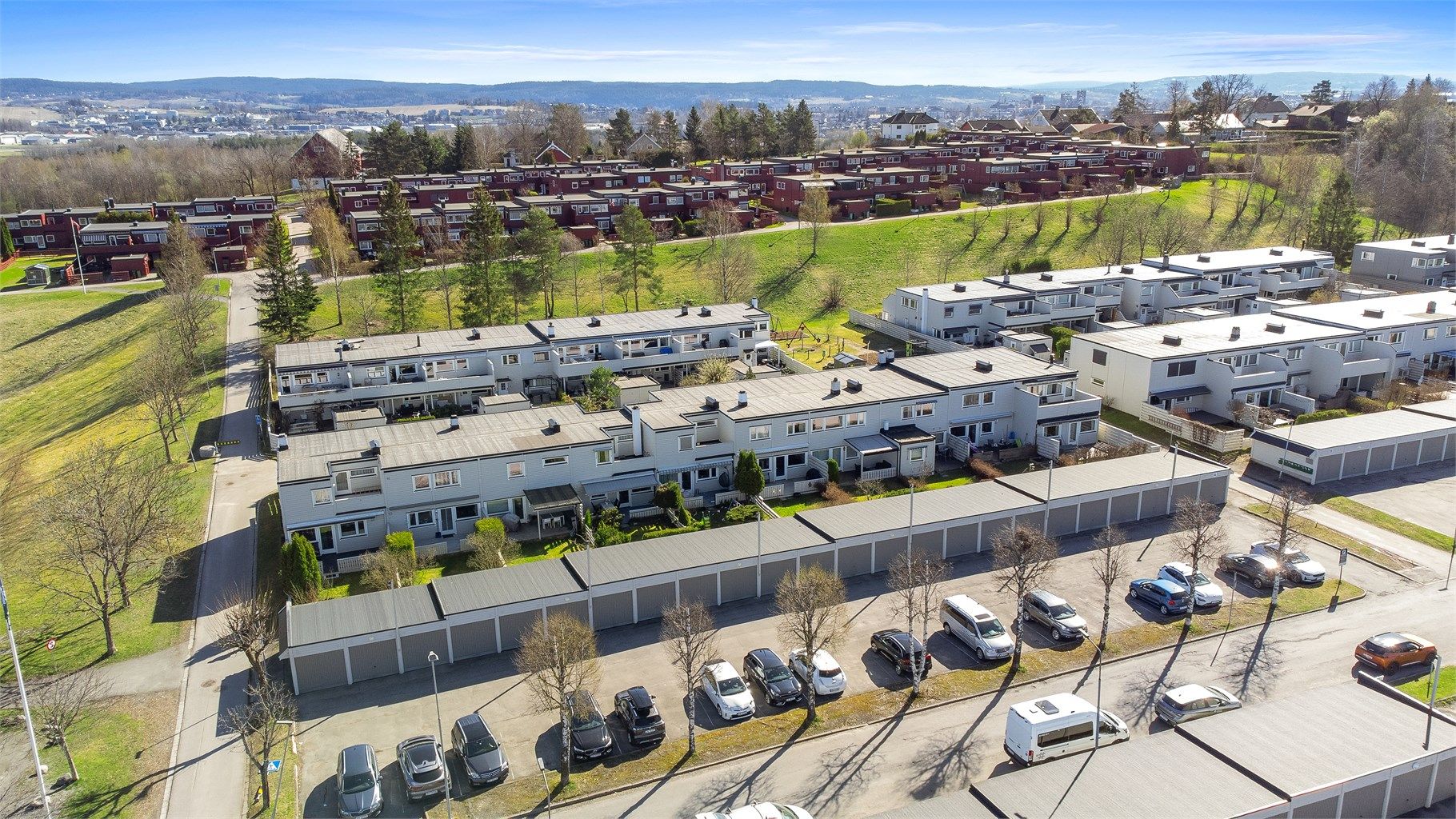 Fra eiendommen er det kort vei til Strømmen Storsenter, som er ca. 8 minutter unna med bil.