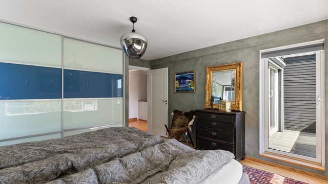 En stor skyvedørsgarderobe gir rikelig med lagringsplass på soverommet.