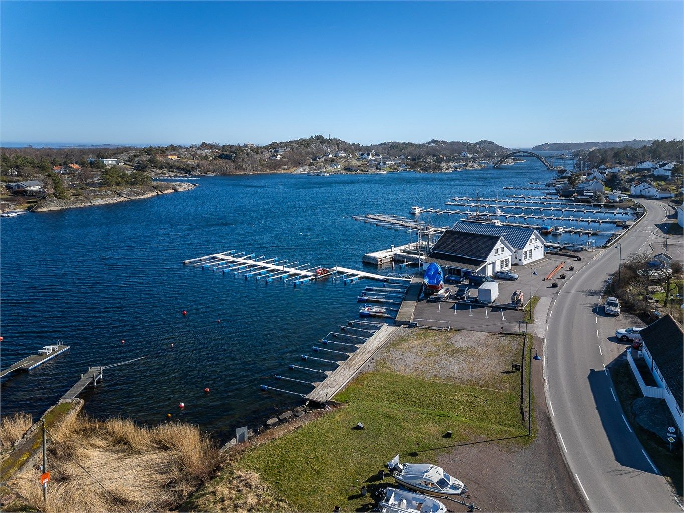  For deg som bor eller har hytte i området er dette en unik mulighet til å skaffe deg tilgang til egen brygge - og for deg som har hytte på en av de fantastiske øyene, måtte dette være en fin mulighet til å få seg sitt faste sted på land
