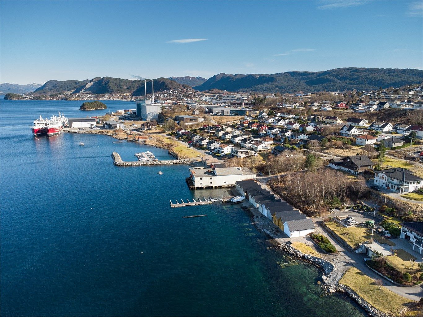 Dronebilde av nærområdet tatt fra vest mot øst 