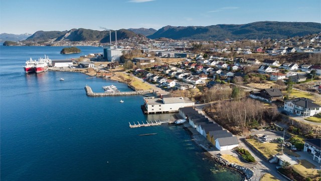 Dronebilde av nærområdet tatt fra vest mot øst