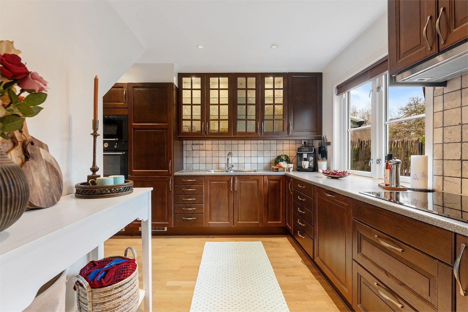 Klassisk kjøkkeninnredning i heltre med rikelig skap- og benkeplass.