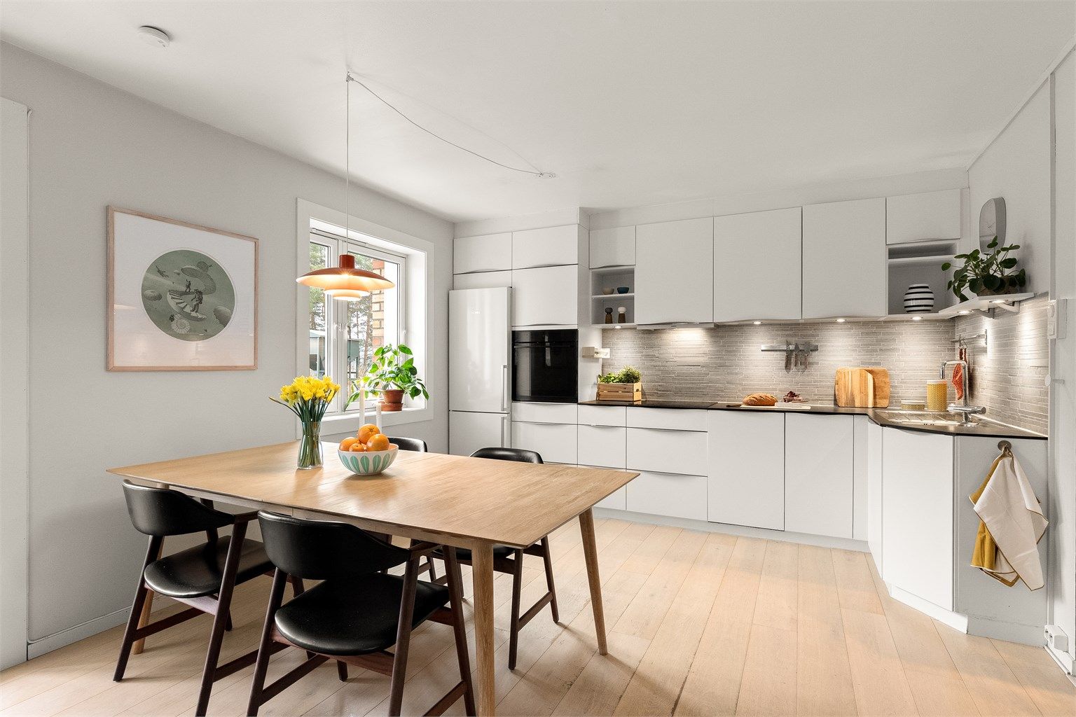 Naturlig plass til spisebord gir gode muligheter for å invitere på middagsselskaper. Med den åpne kjøkkenløsningen har du god kommunikasjon med gjestene mens middagen lages. 