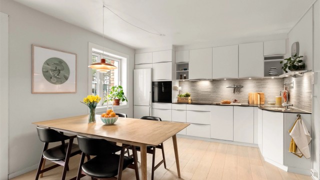 Naturlig plass til spisebord gir gode muligheter for å invitere på middagsselskaper. Med den åpne kjøkkenløsningen har du god kommunikasjon med gjestene mens middagen lages.