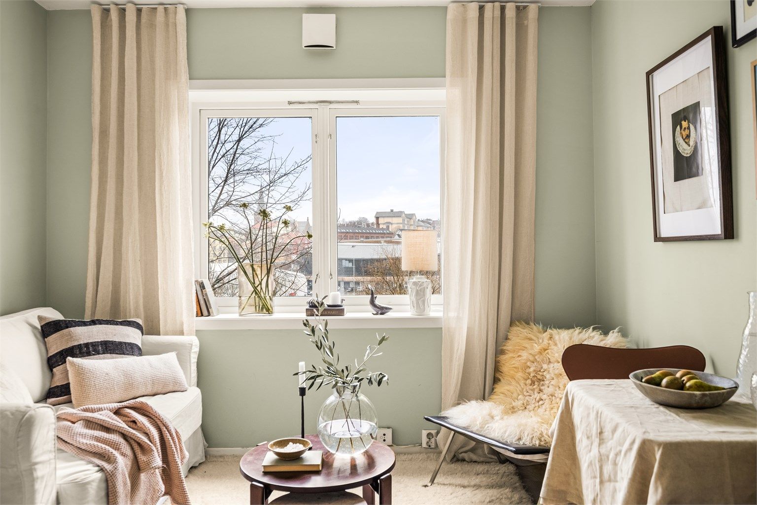 Leiligheten er vendt mot rolige omgivelser ved Jordal Idrettspark, skjermet fra trafikk.