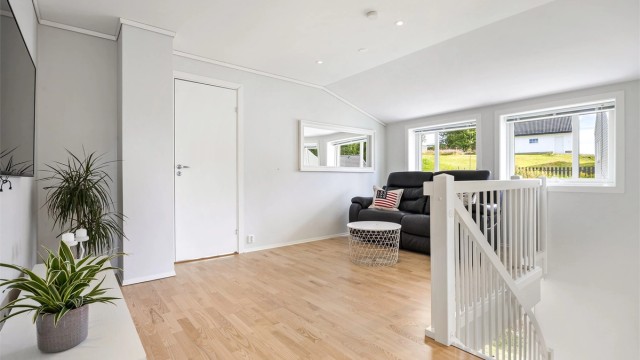 Loftstuen gir ekstra plass for familien, med parkett på gulv og downlights i himling.