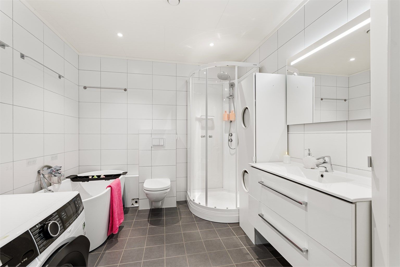 Boligen har et lyst og trivelig våtrom med klassiske fargevalg og god plass. Opplegg for vaskemaskin. Varme i gulv som er behagelig for nakne føtter. Skittetøyskap til venstre for vask og høyskap til høyre for vask følger ikke boligen.
