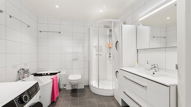 Boligen har et lyst og trivelig våtrom med klassiske fargevalg og god plass. Opplegg for vaskemaskin. Varme i gulv som er behagelig for nakne føtter. Skittetøyskap til venstre for vask og høyskap til høyre for vask følger ikke boligen.