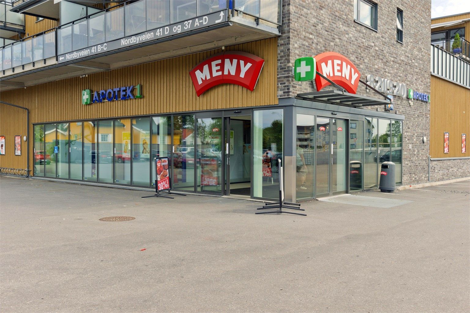 Kort gangavstand til matbutikk og apotek.