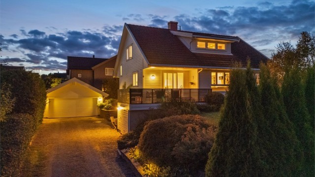 Velkommen til Knausvegen 13 - Innholdsrik enebolig med mange gode kvaliteter og barnevennlig beliggenhet.