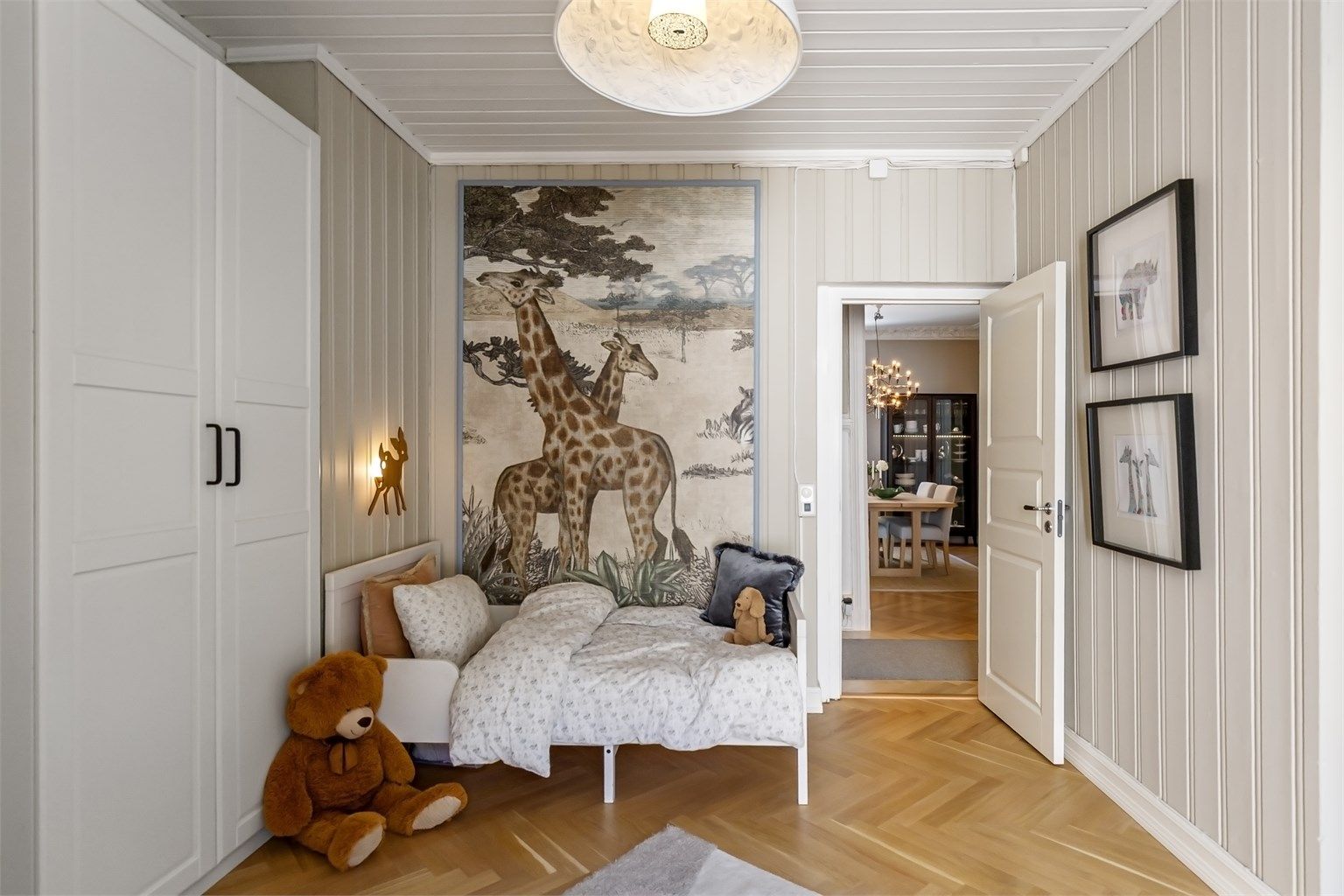 Rommet er innredet med plassbygget hylle og malt trepanel som gir særpreg.
