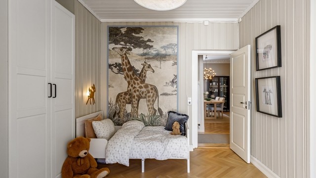 Rommet er innredet med plassbygget hylle og malt trepanel som gir særpreg.