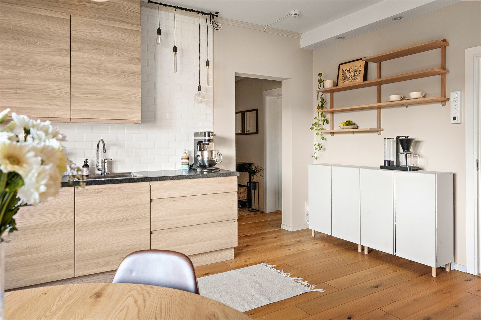 Kjøkkenet har smarte løsninger som vannstoppsystem og komfyrvakt installert for ekstra trygghet.