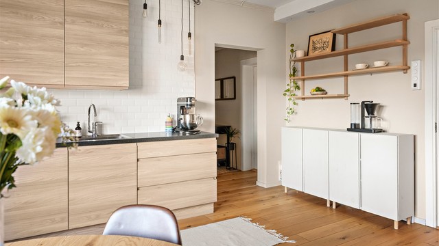 Kjøkkenet har smarte løsninger som vannstoppsystem og komfyrvakt installert for ekstra trygghet.