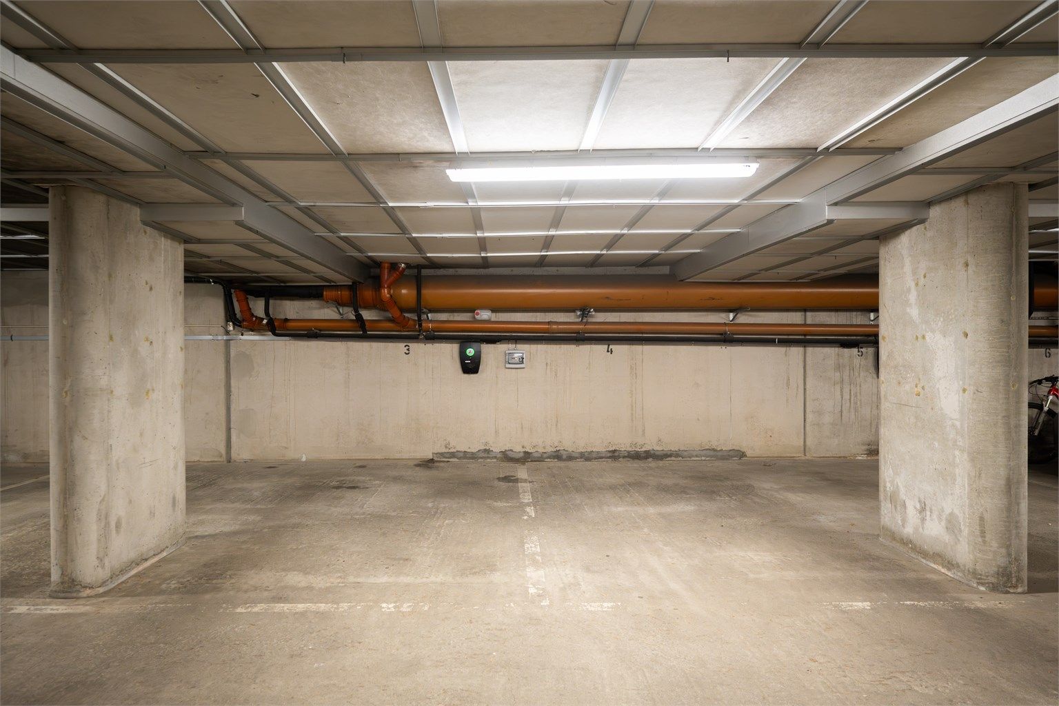 Leiligheten disponerer fast garasjeplass merket med nr 3.