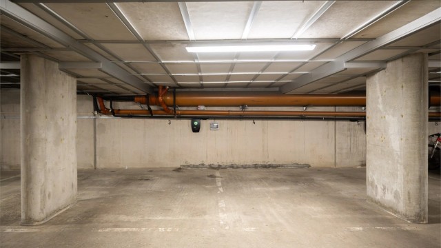 Leiligheten disponerer fast garasjeplass merket med nr 3.