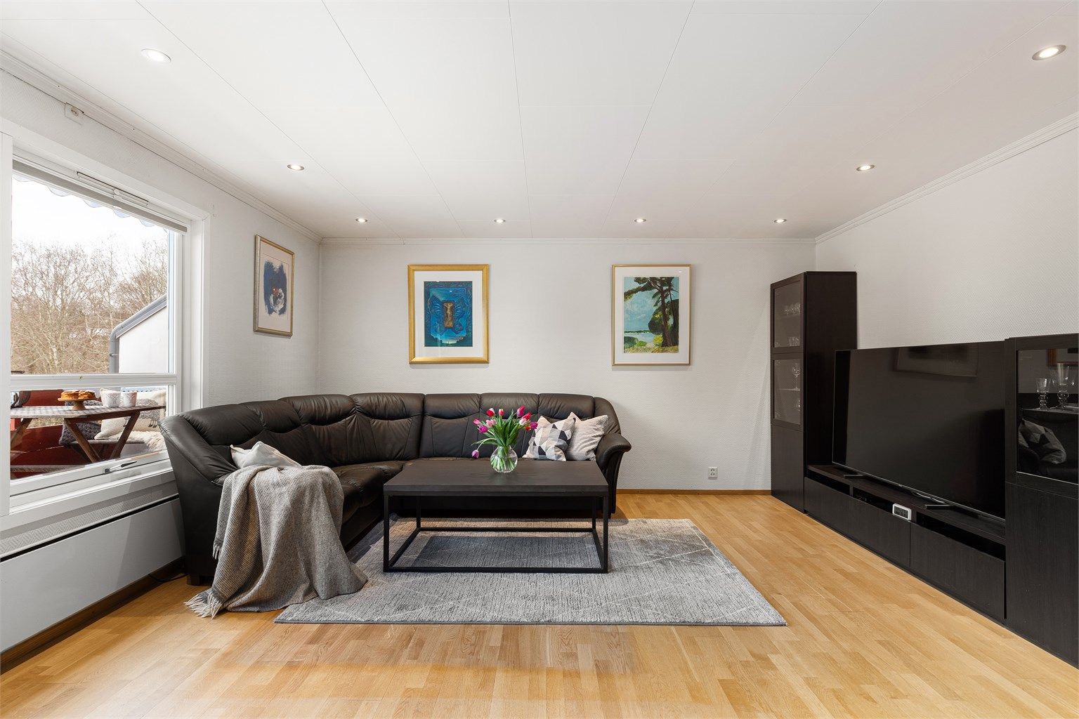 God plass til stor sofagruppe og TV-møbler i stuen