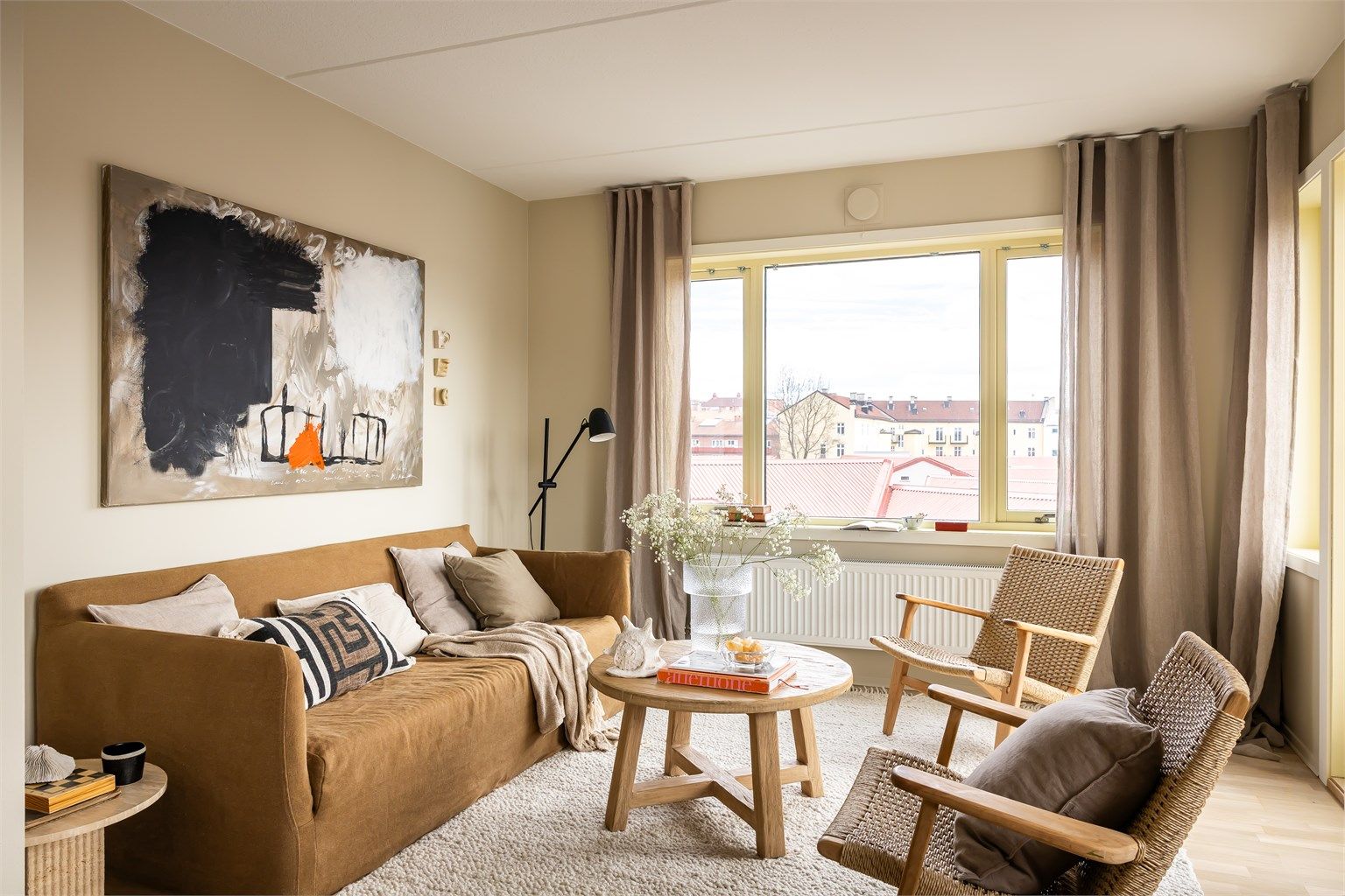 God plass til sofa med tilhørende salongbord og tv-seksjon m.m.