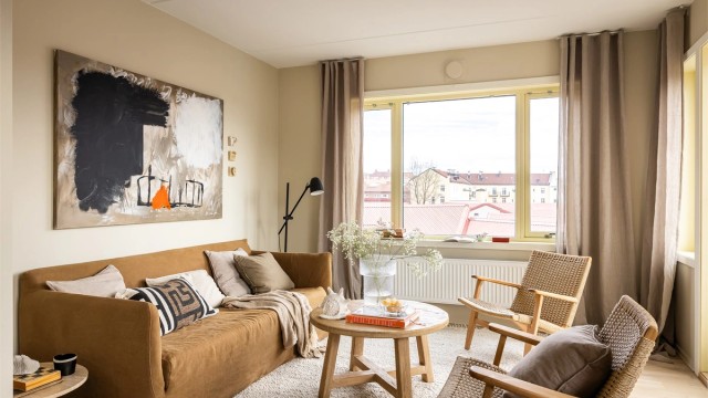 God plass til sofa med tilhørende salongbord og tv-seksjon m.m.