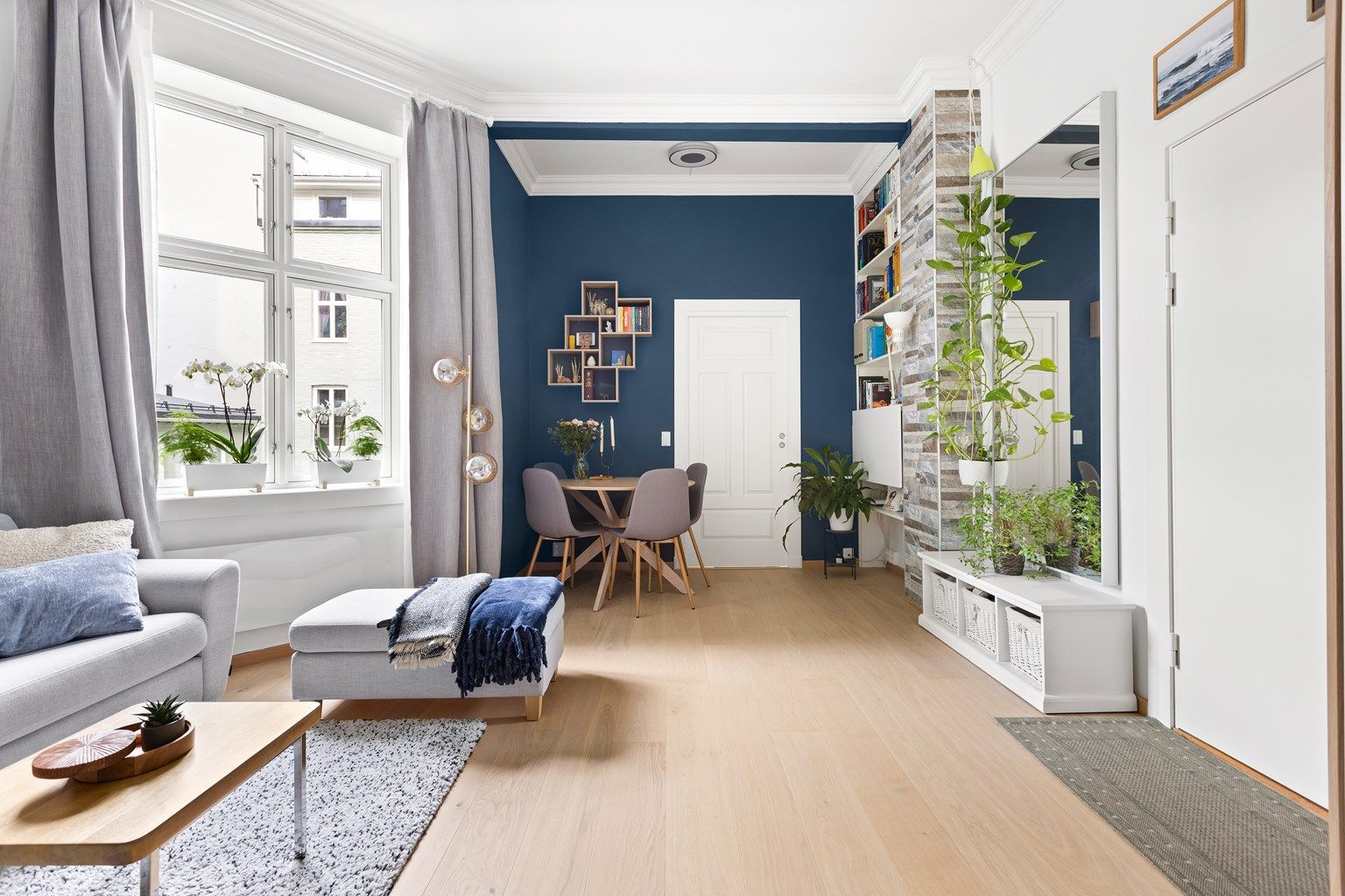 Velkommen til denne lyse og arealeffektive 2-romsleiligheten med generøs takhøyde presentert av Anne Aartun. 