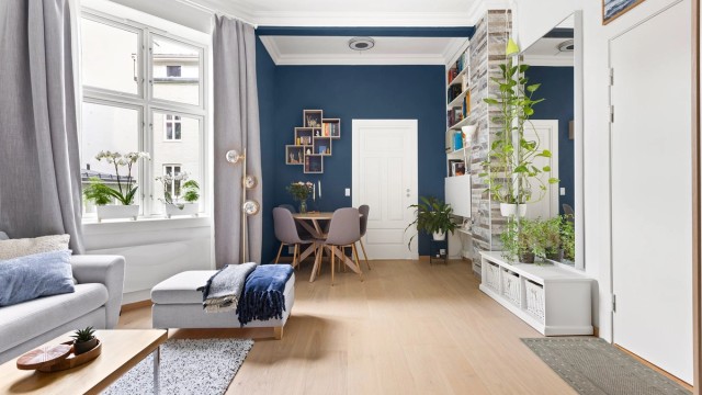 Velkommen til denne lyse og arealeffektive 2-romsleiligheten med generøs takhøyde presentert av Anne Aartun.