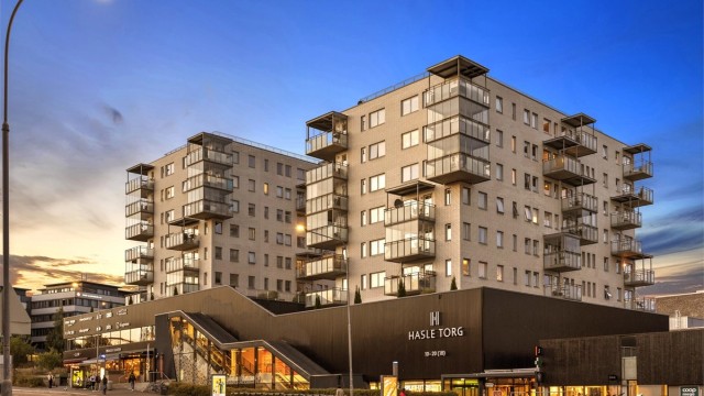 Hasle Torg med blant annet Sats, Coop Mega, Vinmonopol, Baker Hansen, Nille, Jernia, dyrebutikk og apotek