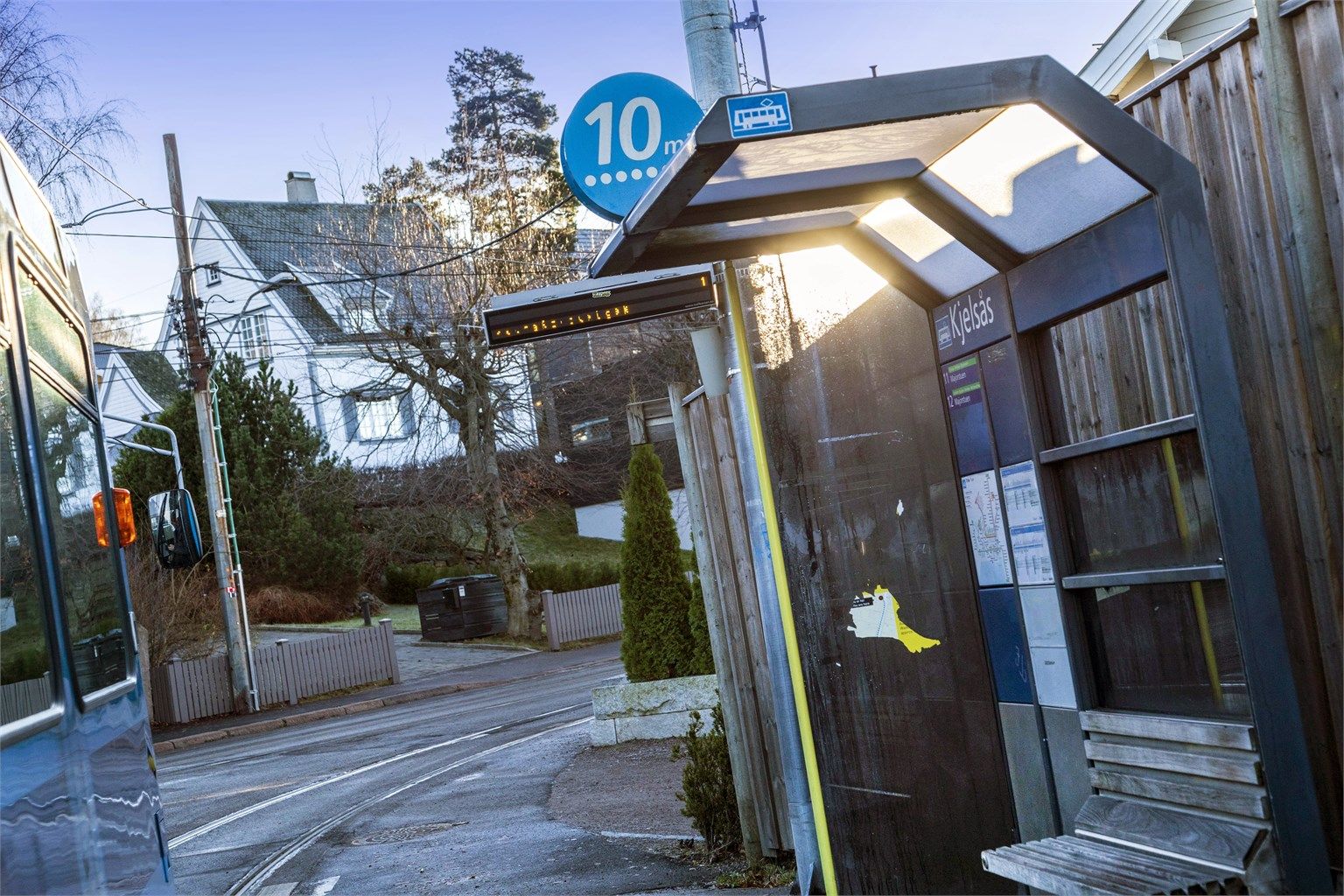 Trikkehallen ligger ca. 100 meter ned i gaten der trikk 12 og 15 har hyppige avganger