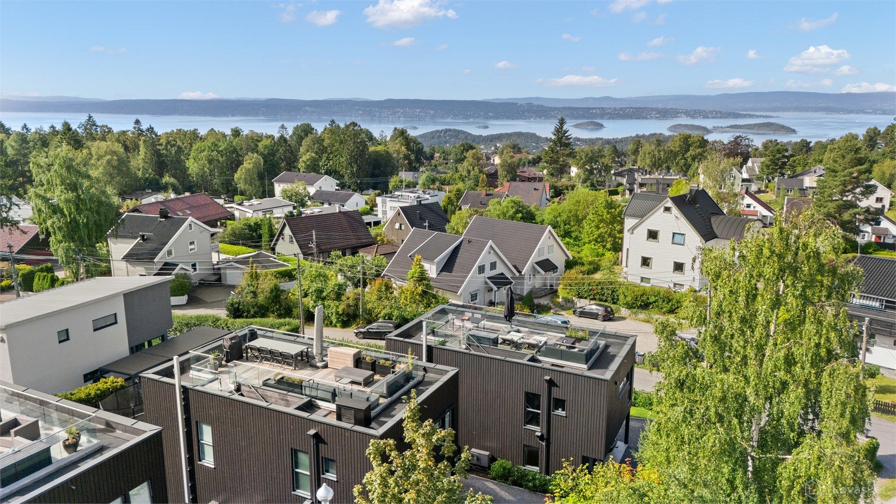 Boligen har en attraktiv beliggenhet på Bekkelagshøgda, i et veletablert villaområde med nærhet til Kastellet skole, barnehager, fritidstilbud, vakre turområder og sjøen.