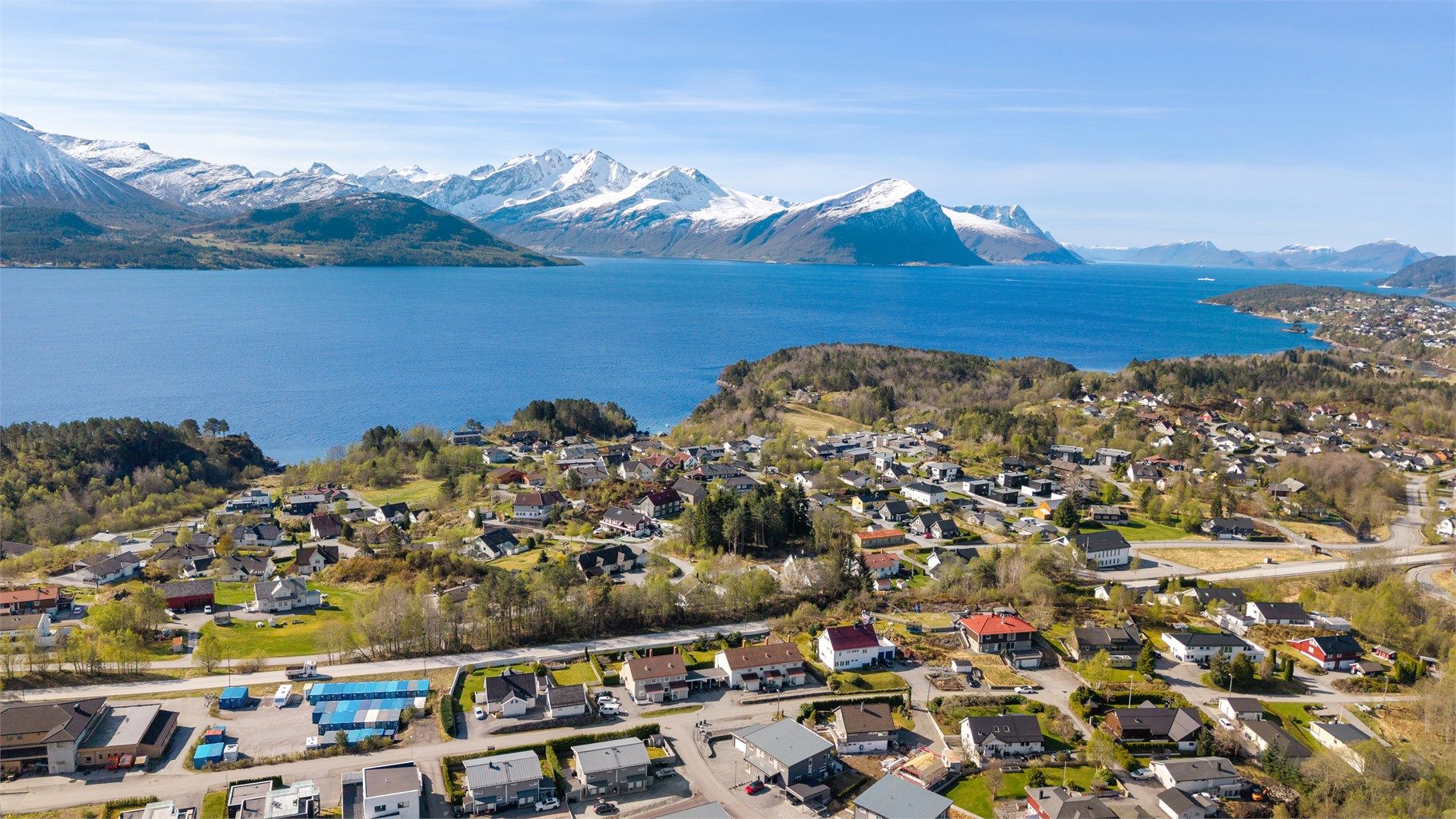 En kort kjøretur unna ligger Emblemssanden med flott badestrand, beachvolleyballbane og turområder.