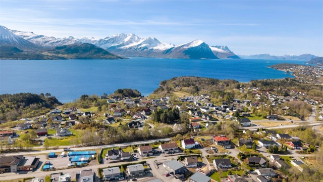 En kort kjøretur unna ligger Emblemssanden med flott badestrand, beachvolleyballbane og turområder.