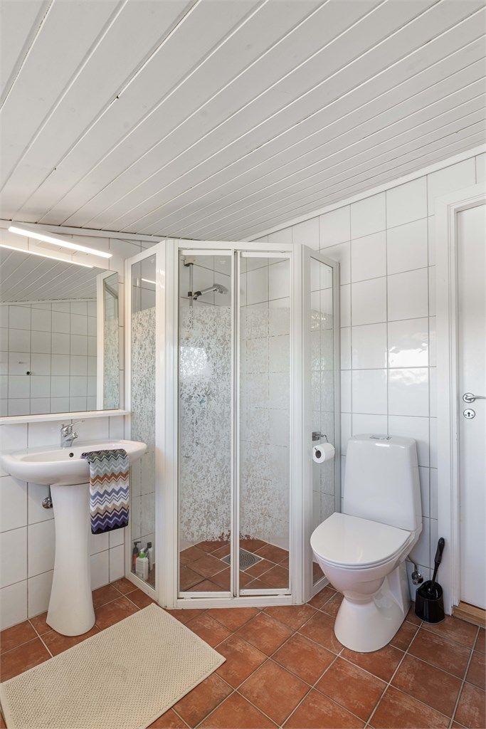 Badet er utstyrt med dusjnisje, servant og toalett fra 2021.