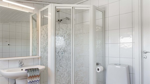 Badet er utstyrt med dusjnisje, servant og toalett fra 2021.