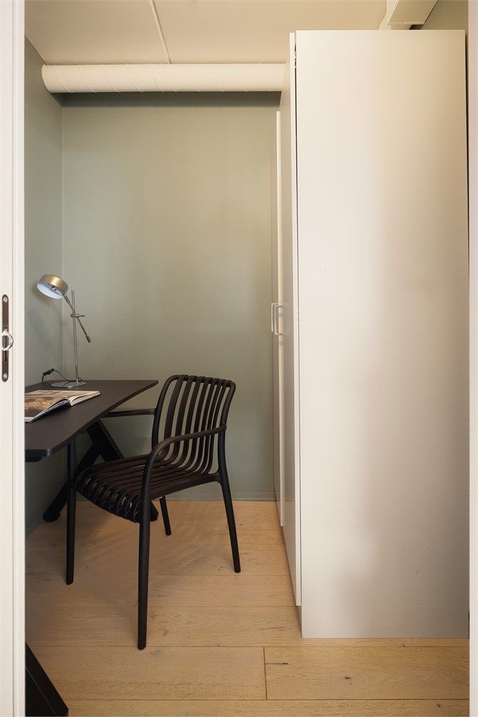 En innvendig bod gir fleksibel lagringsplass eller mulighet for en liten arbeidsplass.