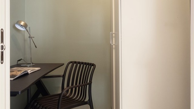 En innvendig bod gir fleksibel lagringsplass eller mulighet for en liten arbeidsplass.