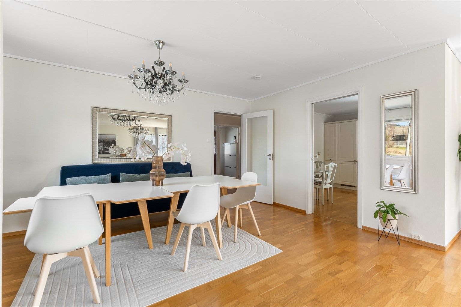 Spisestuen er praktisk plassert i nærheten av kjøkkenet