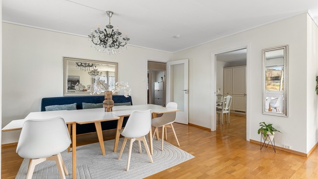 Spisestuen er praktisk plassert i nærheten av kjøkkenet