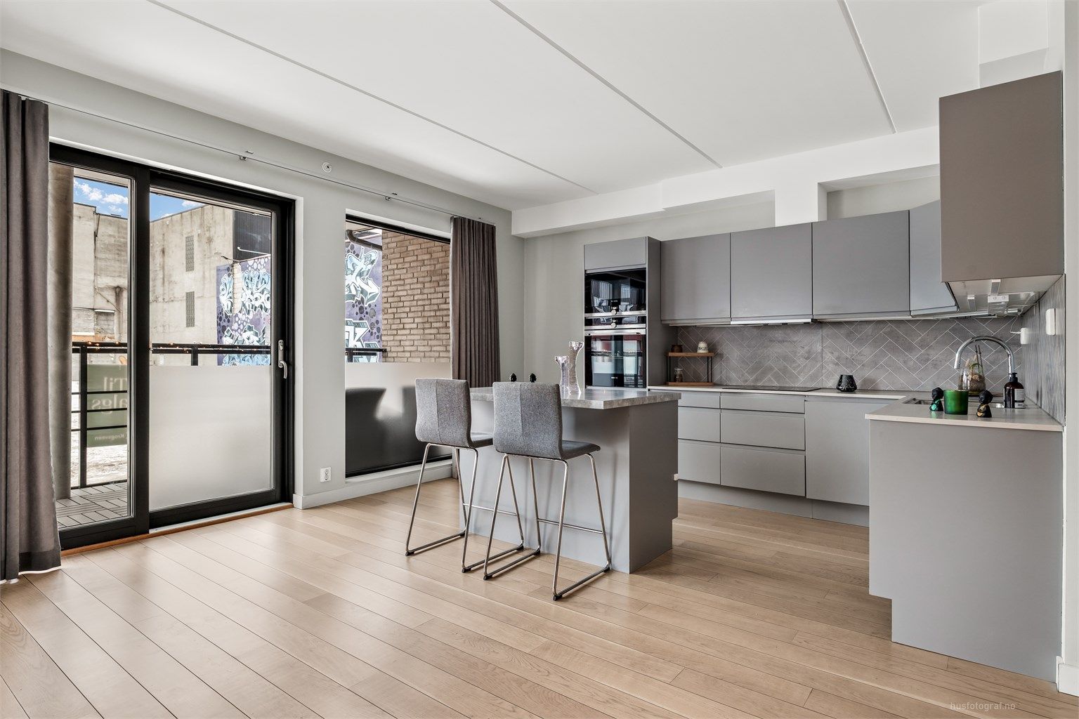 Delikat Sigdal-kjøkkeninnredning med delvis integrerte hvitevarer