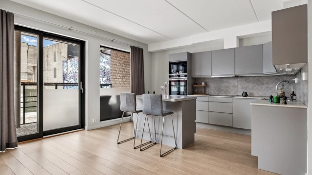 Delikat Sigdal-kjøkkeninnredning med delvis integrerte hvitevarer