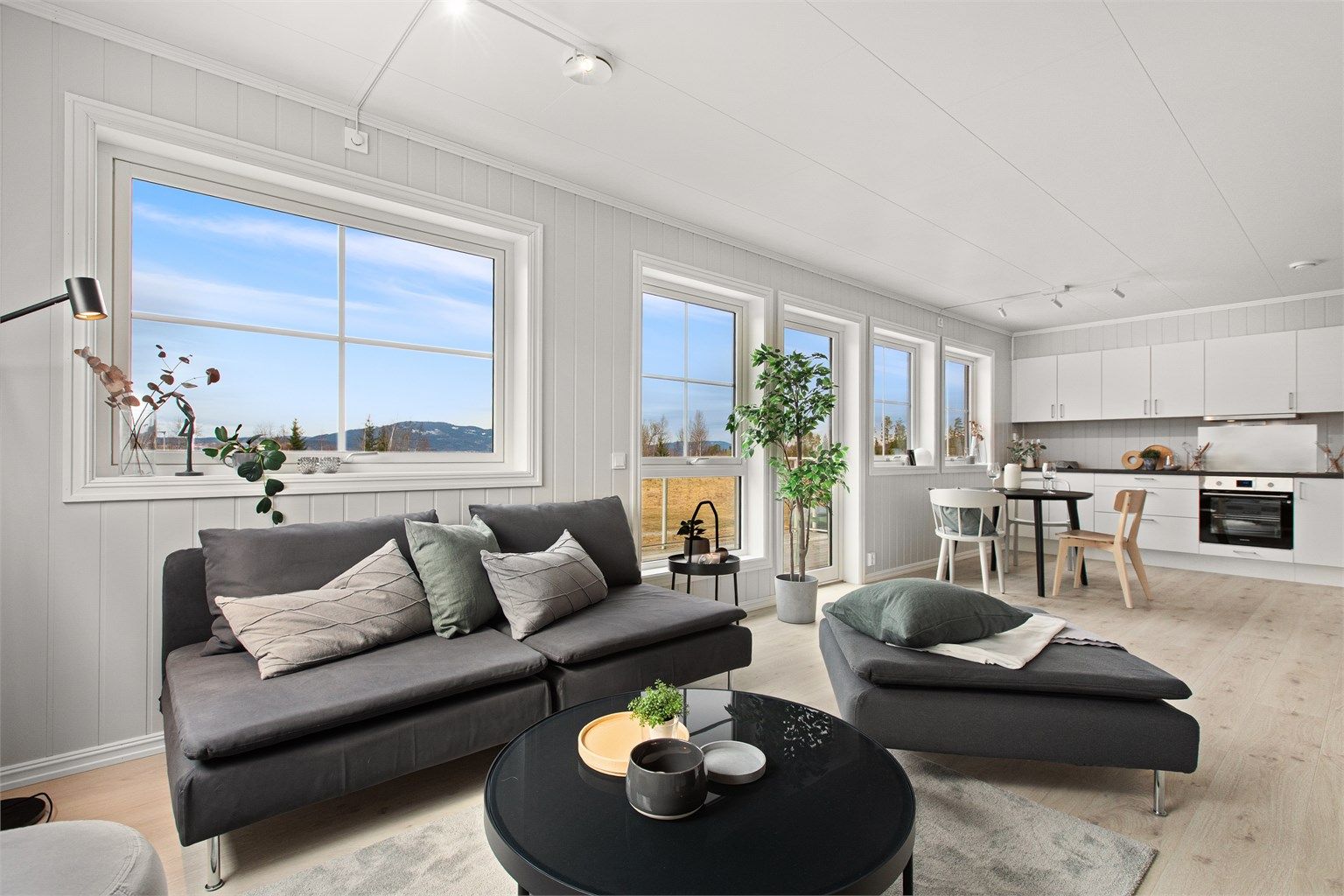 Stuen og kjøkkenet har en åpen løsning med vannbåren gulvvarme som gir en jevn og behagelig komfort.