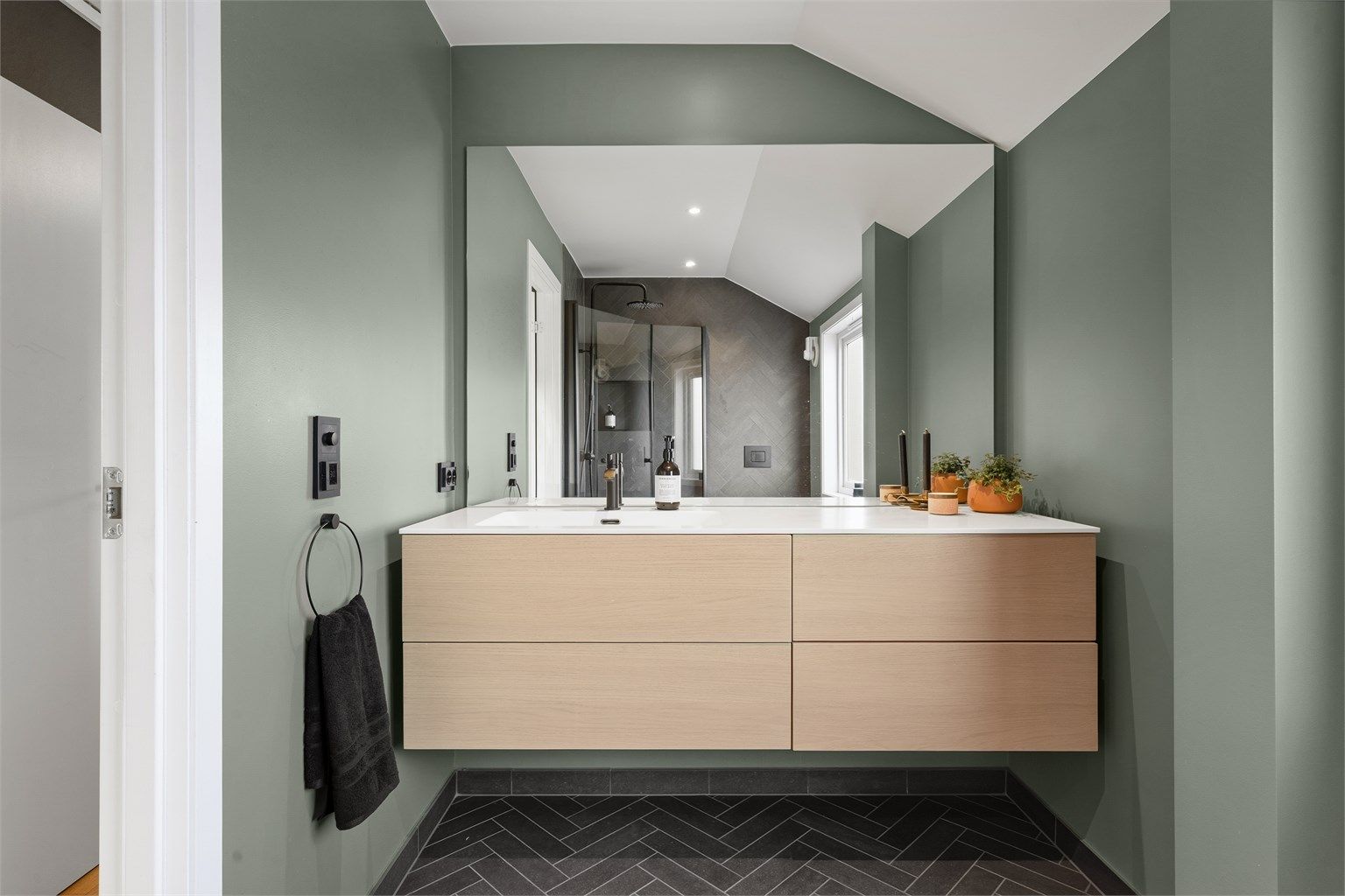 Et av boligens 2 bad, er et lekkert bad med fliser på gulv og i dusjsone, som var totalrenovert i 2020 av fagfolk, men unntak av at vann og avløp fra kjeller opp til bad, som ikke er byttet. 
