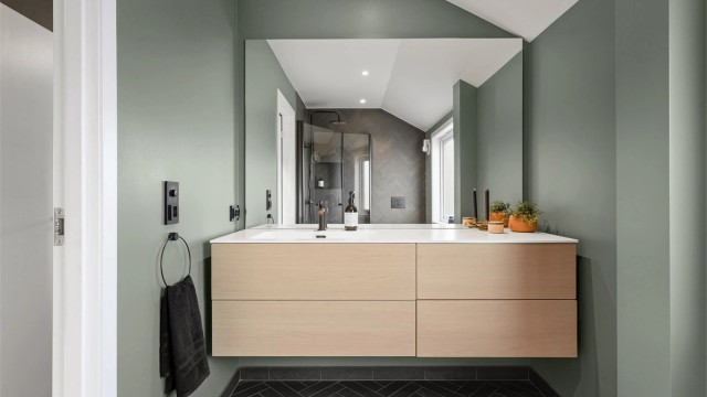 Et av boligens 2 bad, er et lekkert bad med fliser på gulv og i dusjsone, som var totalrenovert i 2020 av fagfolk, men unntak av at vann og avløp fra kjeller opp til bad, som ikke er byttet.