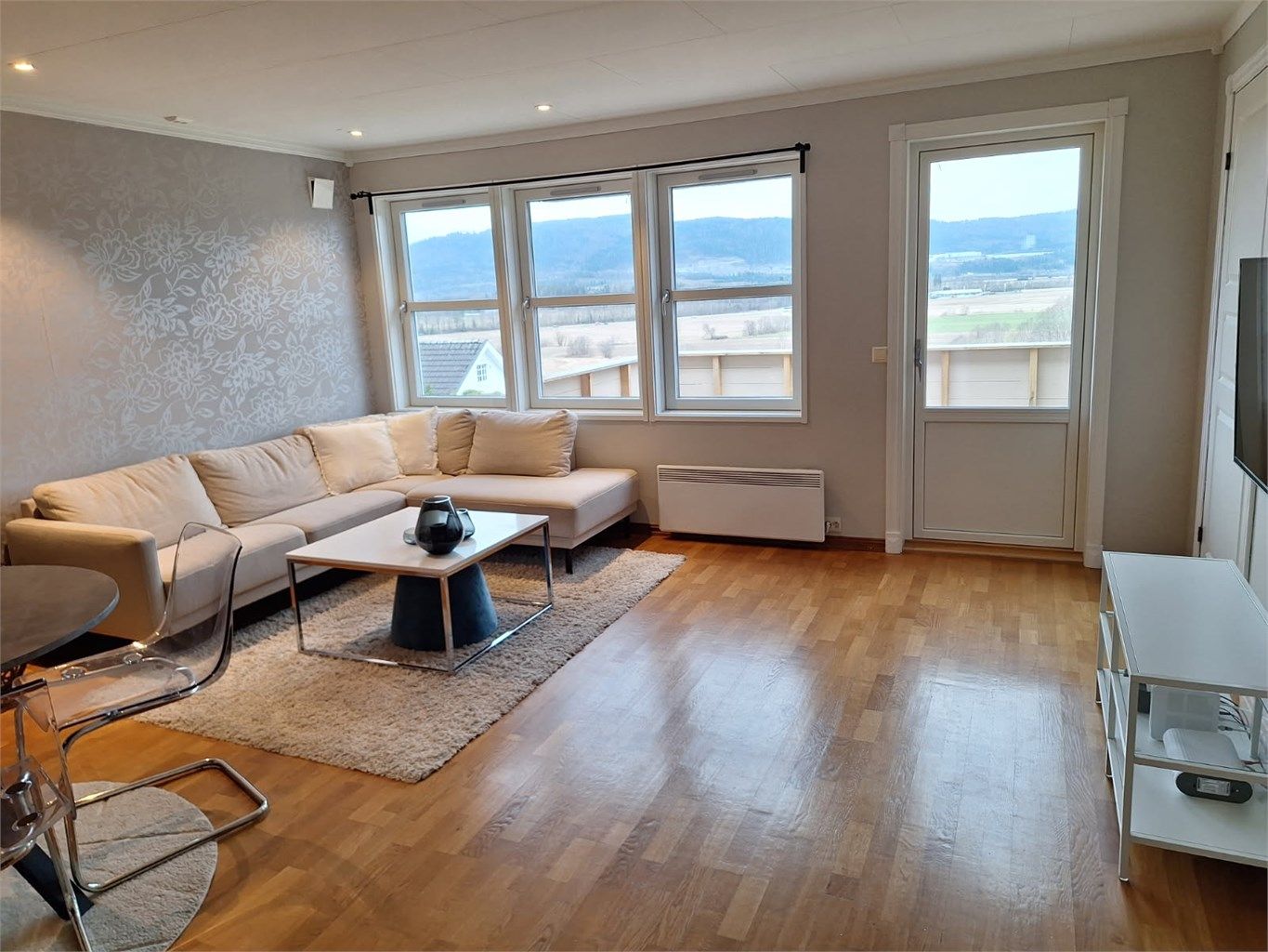 Romslig stue, med plass til sofa gruppe og spisestue