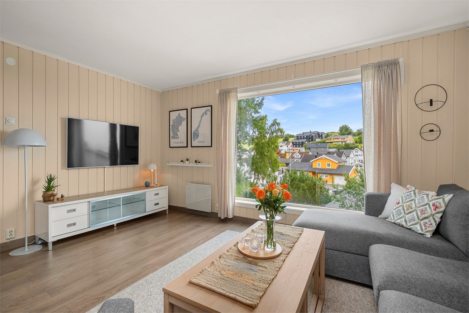 Stuen måler hele hele 35 kvm og har flere naturlige soner for møblering.