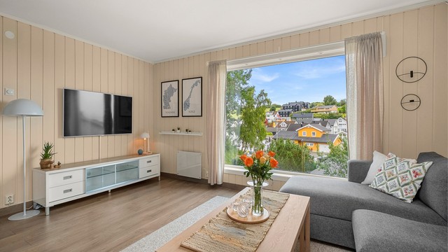 Stuen måler hele hele 35 kvm og har flere naturlige soner for møblering.
