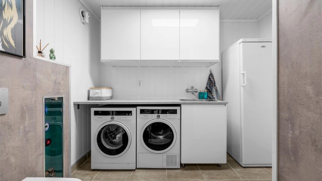 I første etasje ligger et kombinert vaskerom og toalettrom med gulvvarme og god benkeplass.