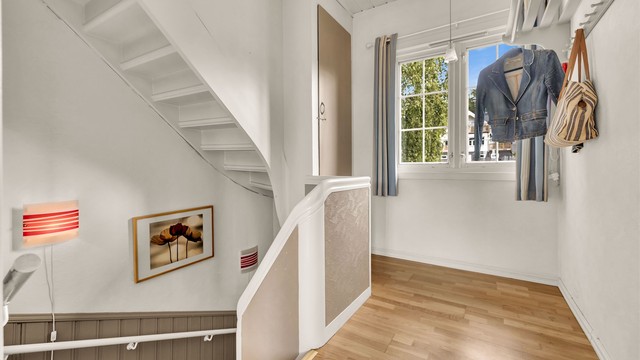 Loftsetasjen nås via innvendig tretrapp og inneholder en gang, tre boder og fire kneloft.